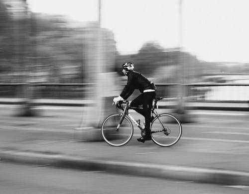 有关單車騎士, 平移拍攝, 灰階的免费素材图片