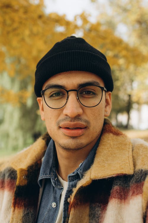 有关（頂部有小羊毛球的）羊毛帽子, 嚴肅, 垂直拍摄的免费素材图片