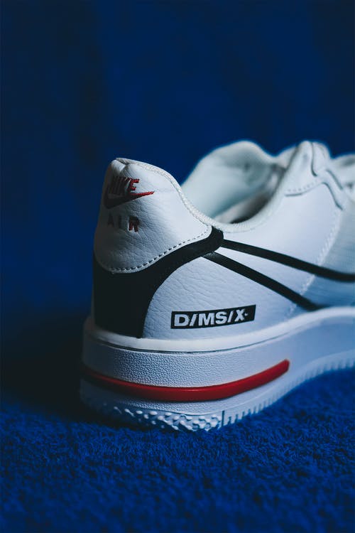 有关地毯, 塗橡膠, 白色运动鞋的免费素材图片