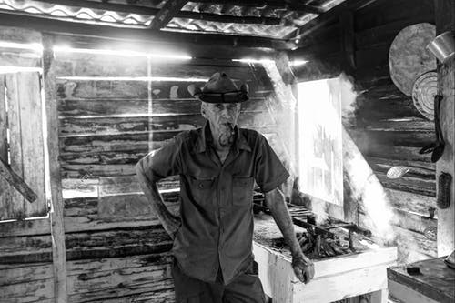 有关人, 室內, 帽子的免费素材图片