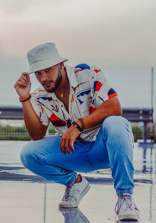 有关人, 坐下, 垂直拍摄的免费素材图片