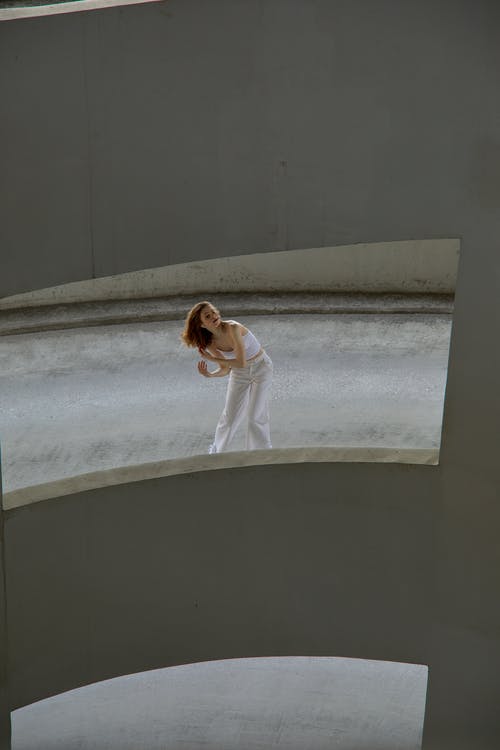 站在白色的混凝土楼梯上的白色连衣裙的女孩 · 免费素材图片