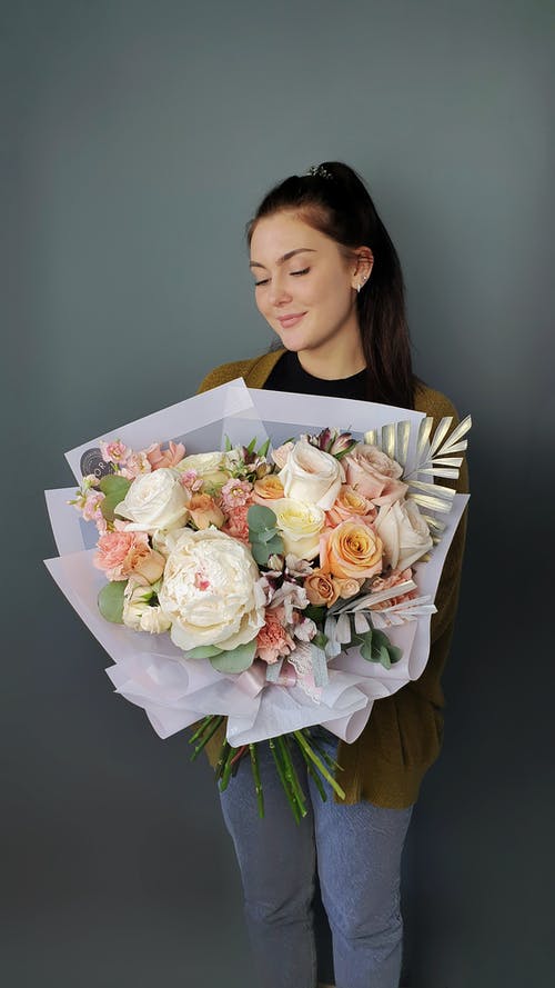 有关包裝紙, 垂直拍摄, 女人的免费素材图片