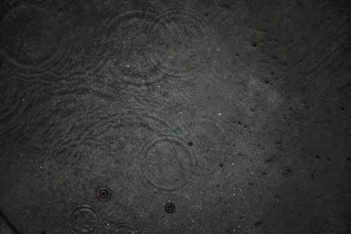 有关水, 水坑, 灰階的免费素材图片