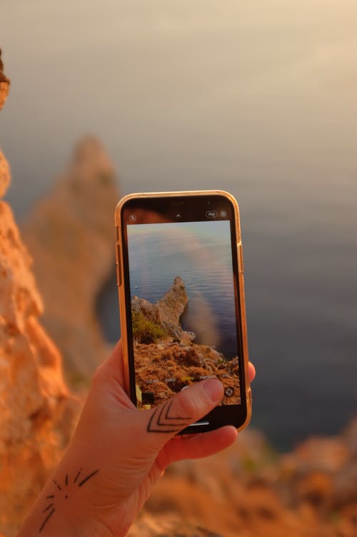 有关3C用品, 垂直拍摄, 拍照的免费素材图片