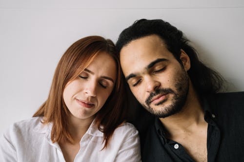 黑色polo衫的男人在白衬衫的女人旁边 · 免费素材图片