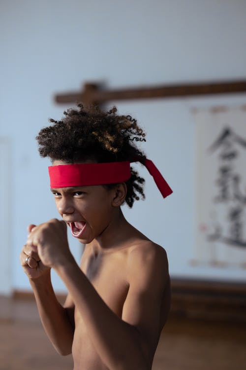 有关半裸, 垂直拍摄, 室內的免费素材图片