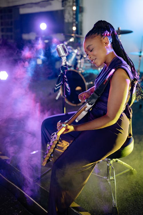 有关吉他手, 唱歌, 坐的免费素材图片