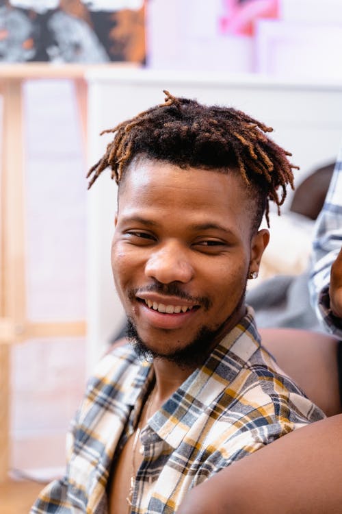 有关人, 垂直拍摄, 微笑的免费素材图片