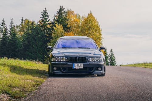 有关停放的汽車, 寶馬, 樹木的免费素材图片