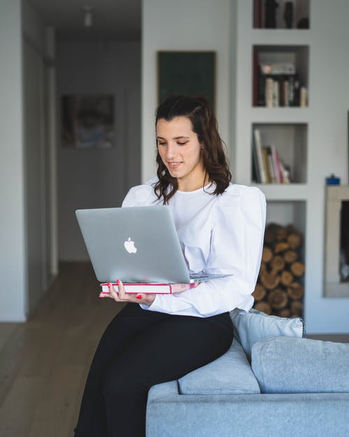 有关坐, 垂直拍摄, 女孩的免费素材图片