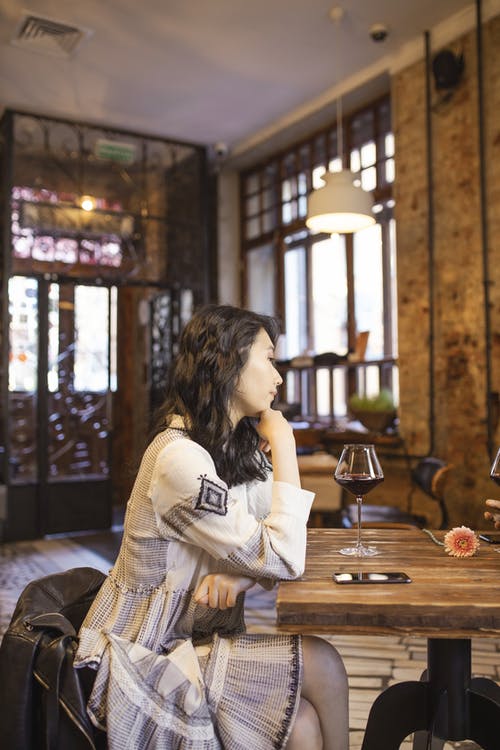 有关傾聽, 坐, 垂直拍摄的免费素材图片