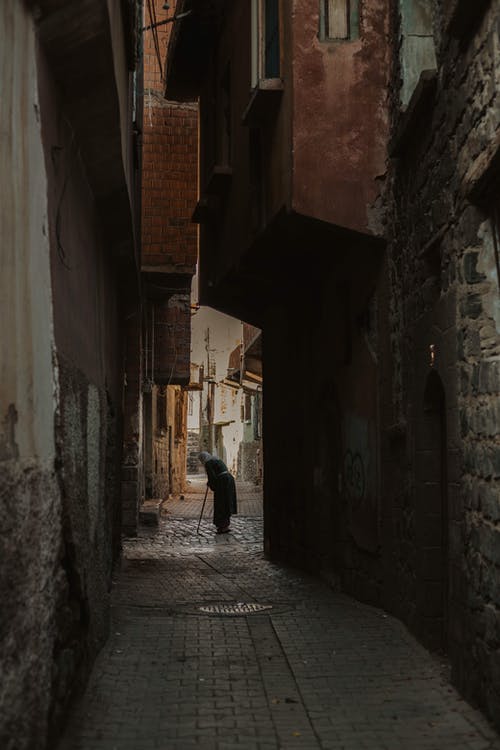 有关圓石, 垂直拍摄, 巷弄的免费素材图片