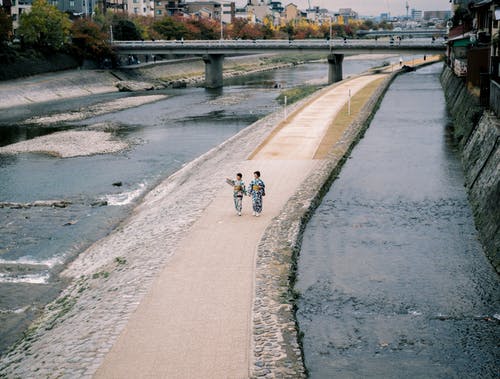 两个女人在通路上行走的航拍 · 免费素材图片