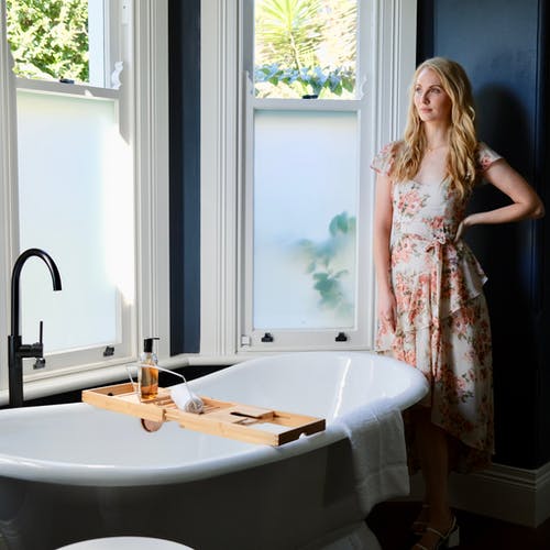 有关女人, 室內, 年輕的免费素材图片