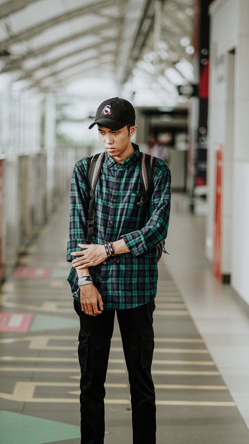 有关人, 垂直拍摄, 室內的免费素材图片