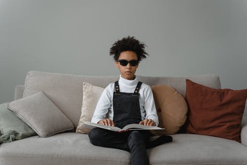 有关休闲服装, 坐, 墨鏡的免费素材图片