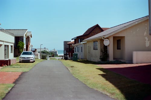 有关房子, 汽車, 灰色混凝土的免费素材图片