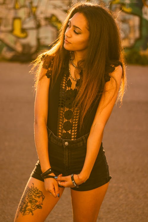 有关侧身看, 刺青, 垂直拍摄的免费素材图片