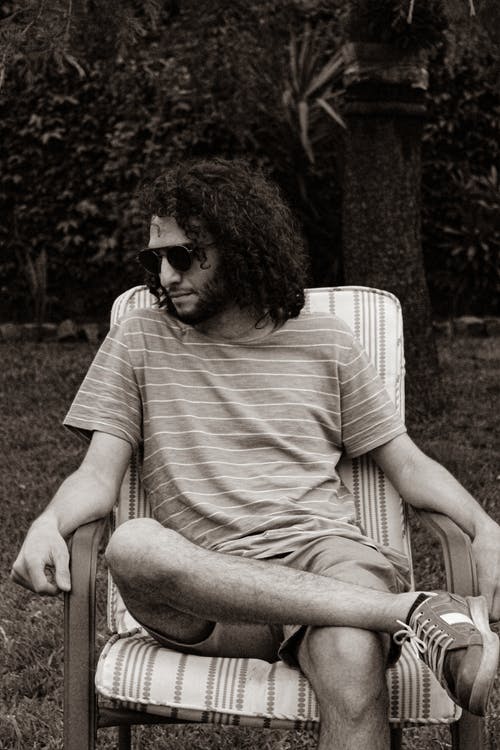 有关坐, 垂直拍摄, 墨鏡的免费素材图片