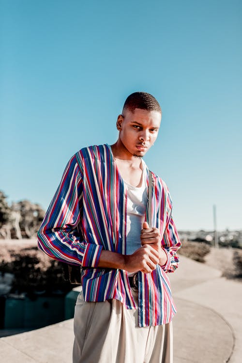 男穿条纹长袖衬衫 · 免费素材图片