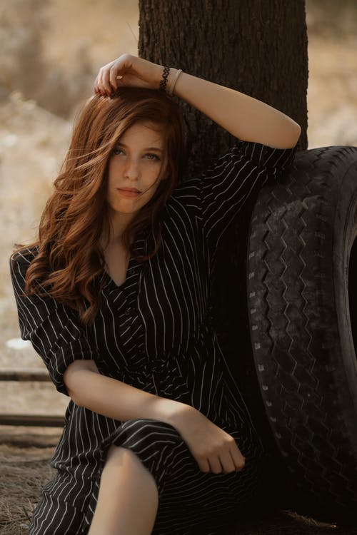 有关坐, 垂直的, 女人的免费素材图片