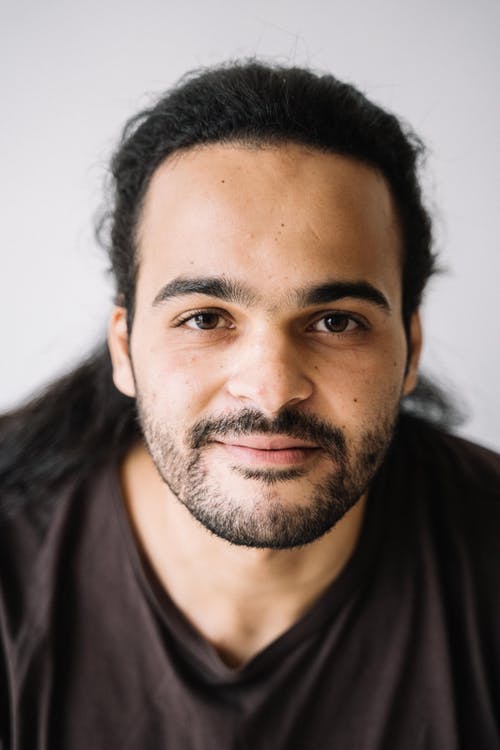 黑色圆领衬衫的男人 · 免费素材图片