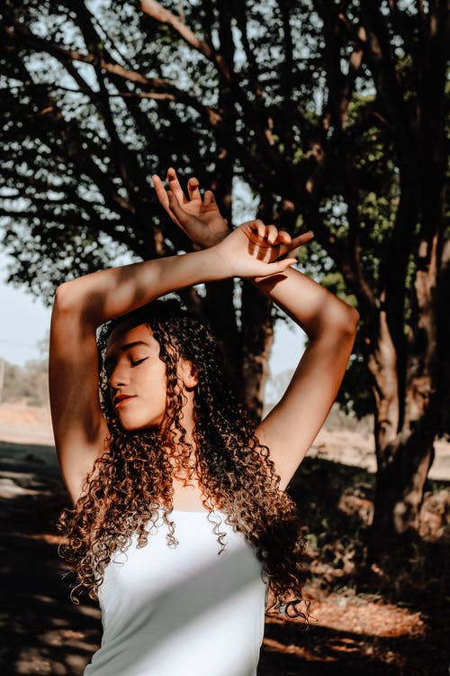 有关举起手臂, 垂直拍摄, 女人的免费素材图片