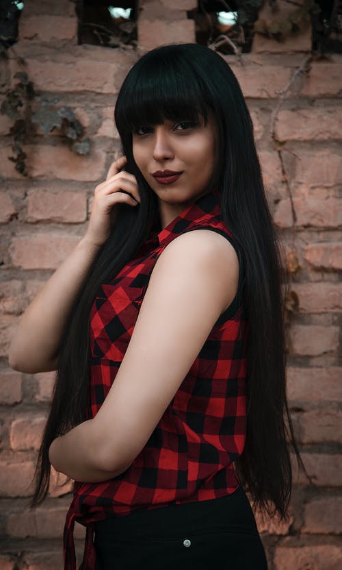 有关垂直拍摄, 女人, 手放在头发上的免费素材图片