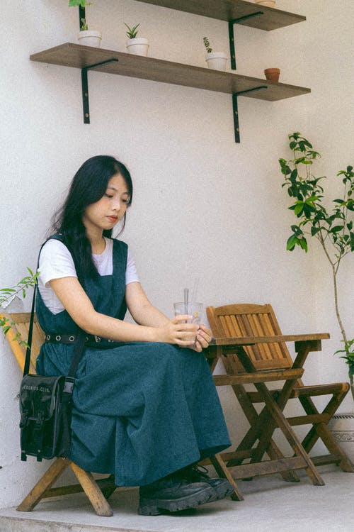 有关单肩包, 垂直拍摄, 女孩的免费素材图片