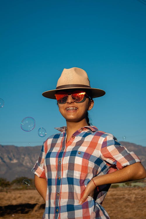 有关垂直拍摄, 墨鏡, 女人的免费素材图片
