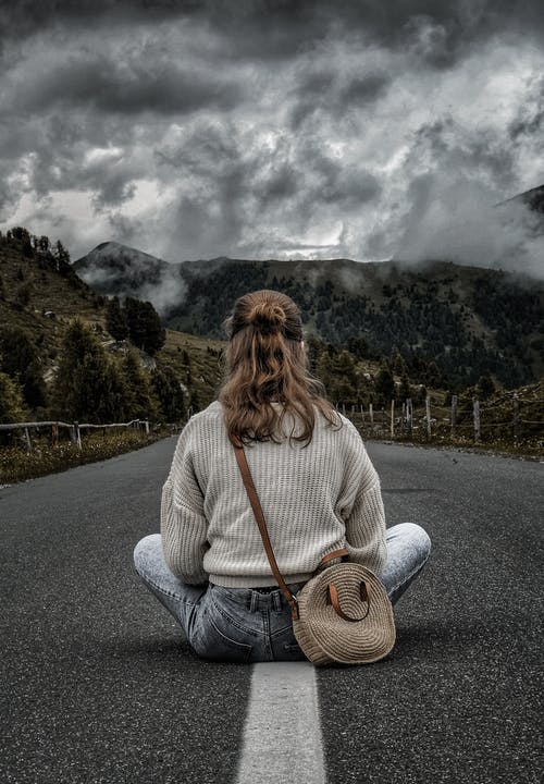 有关人, 单肩包, 坐的免费素材图片