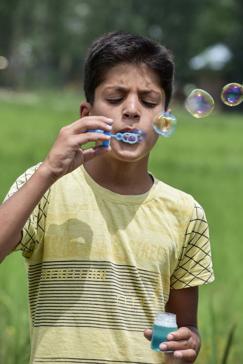 有关吹泡泡, 垂直拍摄, 小孩的免费素材图片