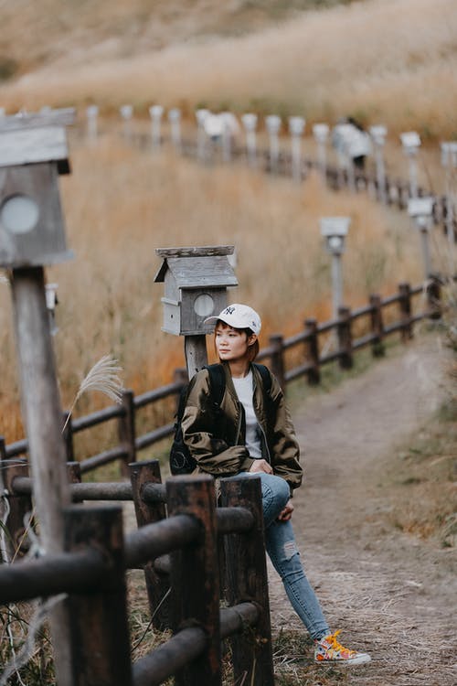 有关倚, 围栏, 夾克的免费素材图片