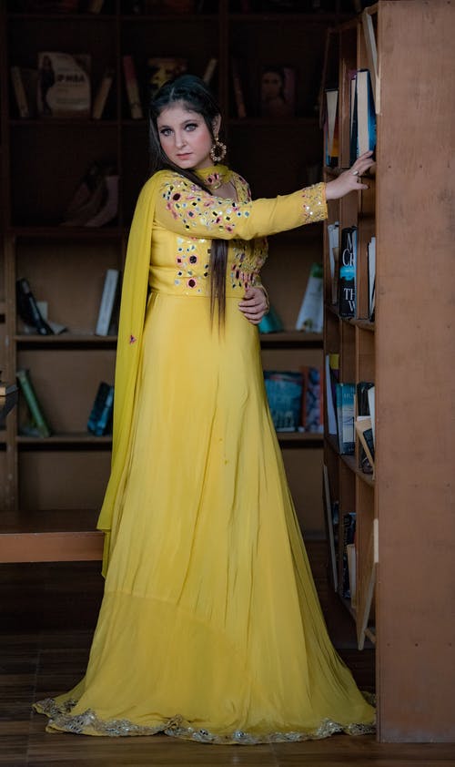 有关垂直的, 女人, 室內的免费素材图片