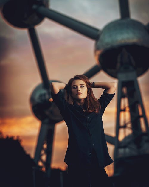 有关垂直拍摄, 女人, 手放在头上的免费素材图片