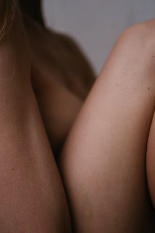 有关坐, 女人, 手臂的免费素材图片