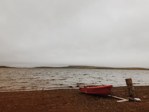 红船在海边的棕色沙滩上 · 免费素材图片