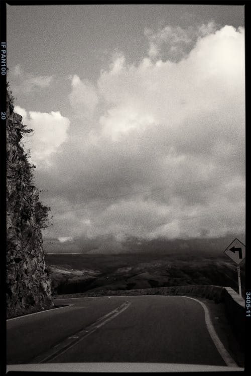 有关單色, 垂直拍摄, 沥青路面的免费素材图片