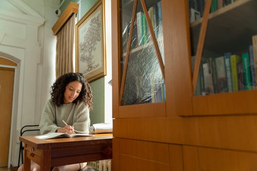 有关圖書, 圖書館, 坐下的免费素材图片