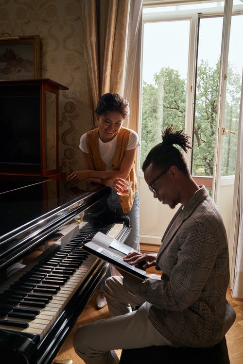 有关t恤, 人, 坐的免费素材图片