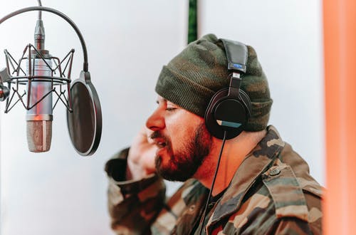 有关（頂部有小羊毛球的）羊毛帽子, 人, 偽裝的免费素材图片