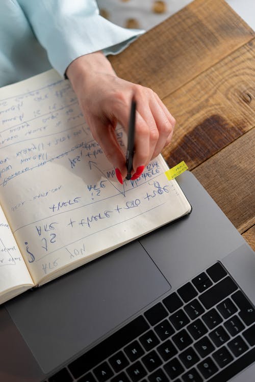 有关修剪指甲, 垂直拍摄, 手寫的免费素材图片