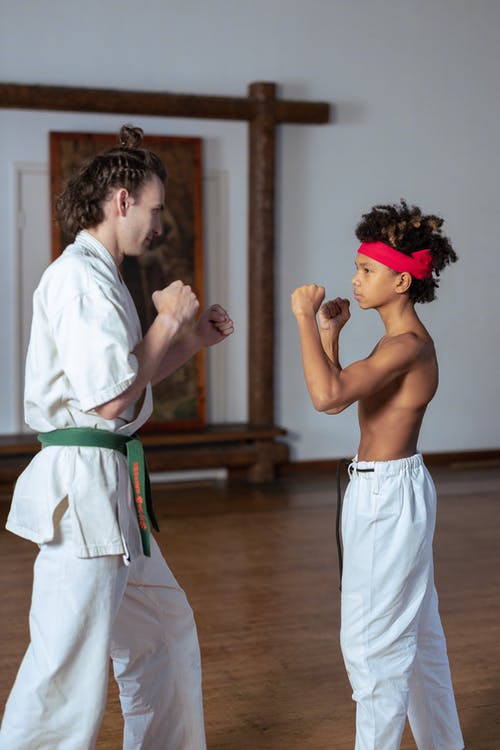 有关半裸, 垂直拍摄, 室內的免费素材图片