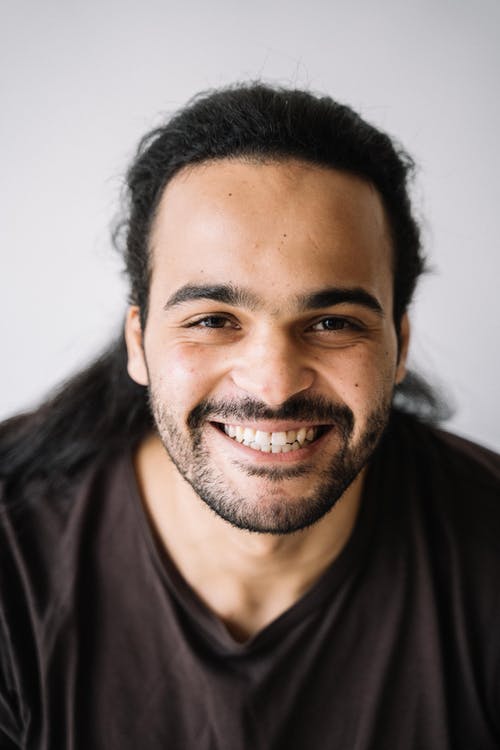 黑色圆领衬衫的男人 · 免费素材图片