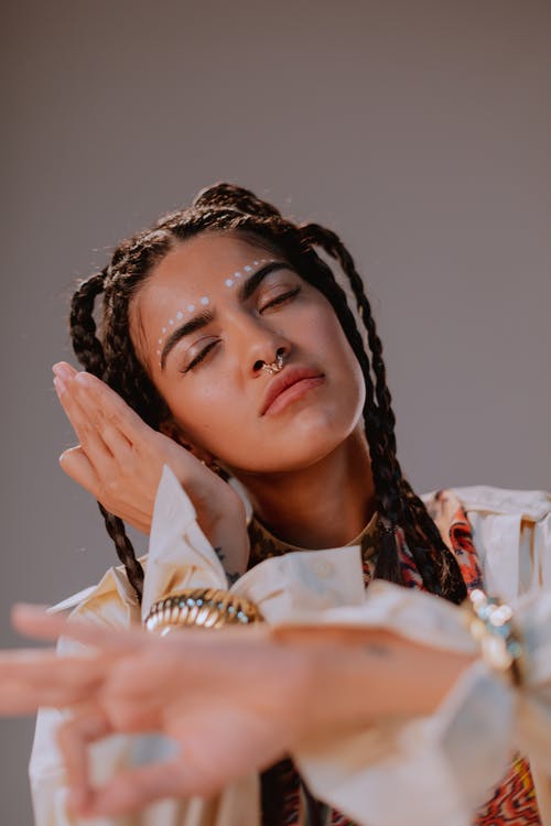 有关垂直拍摄, 女人, 年輕的免费素材图片