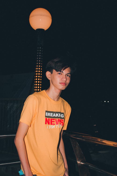 有关在晚上, 垂直拍摄, 看着相机的免费素材图片