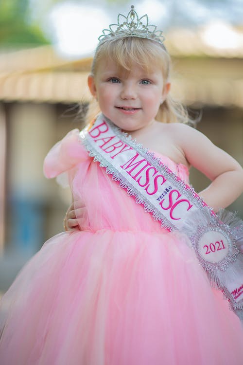 有关兒童, 垂直拍摄, 头饰的免费素材图片