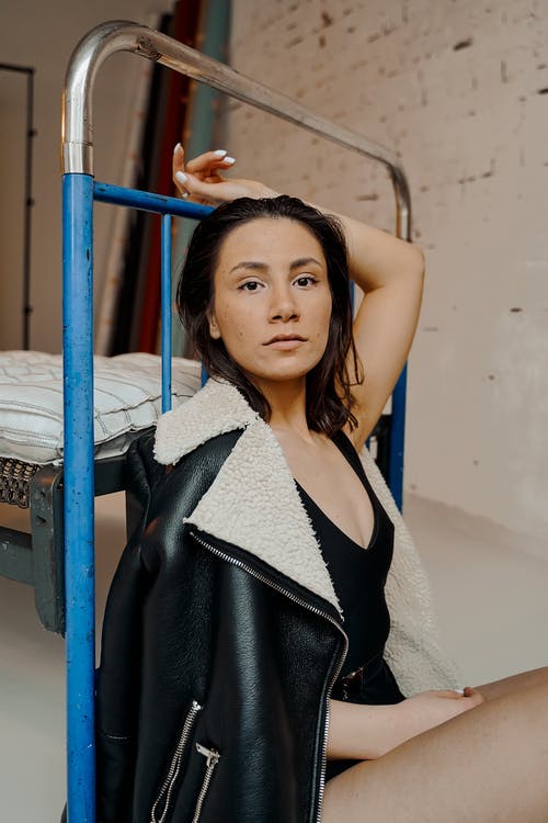 黑色背心和灰色外套的女人 · 免费素材图片