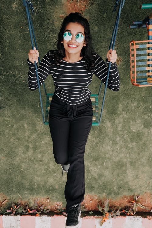 有关咖啡色頭髮的女人, 坐, 垂直拍摄的免费素材图片